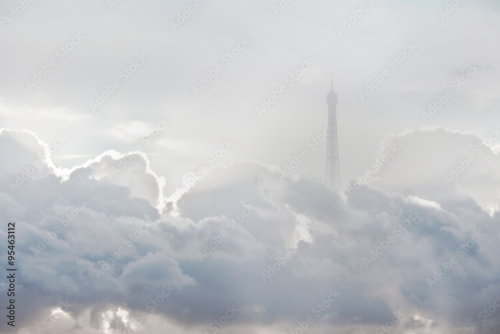 paris nuage tour eiffel france pollution brume rêve tourisme m paris nuage tour eiffel france pollution brume rêve tourisme m
