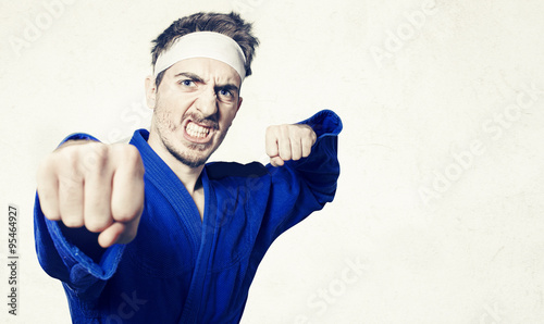 Foto funny nerd trying some martial arts poses