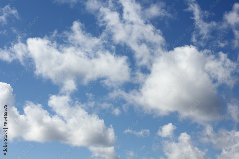 Fototapeta premium Wolken am blauen Himmel