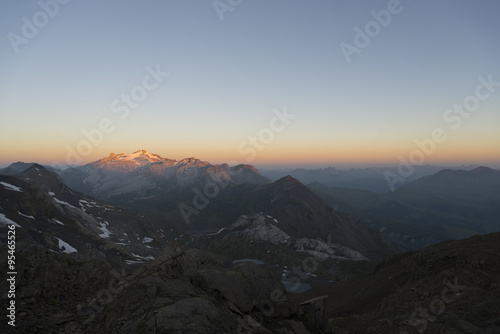 Das Wildhorn im Berner Oberland bei Sonnenaufgang