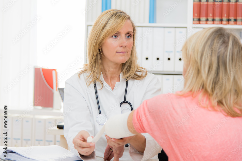 patient bekommt verbandswechsel beim arzt patient bekommt verbandswechsel beim arzt