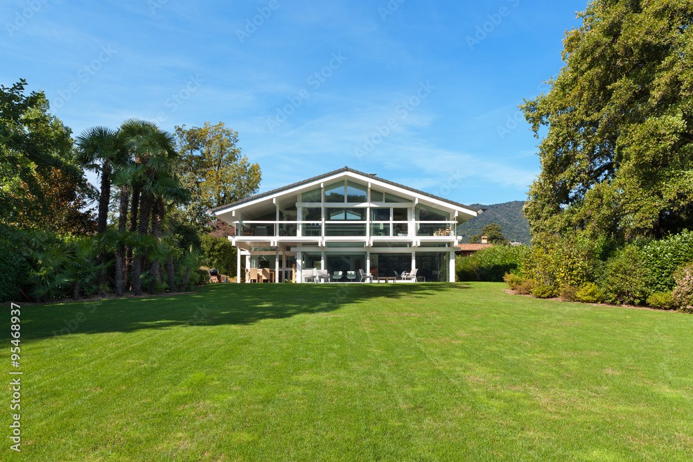 Obraz premium beautiful house with garden
