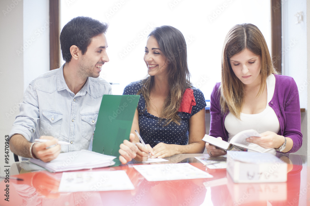 Gruppo di studenti prepara un esame universitario Gruppo di studenti prepara un esame universitario