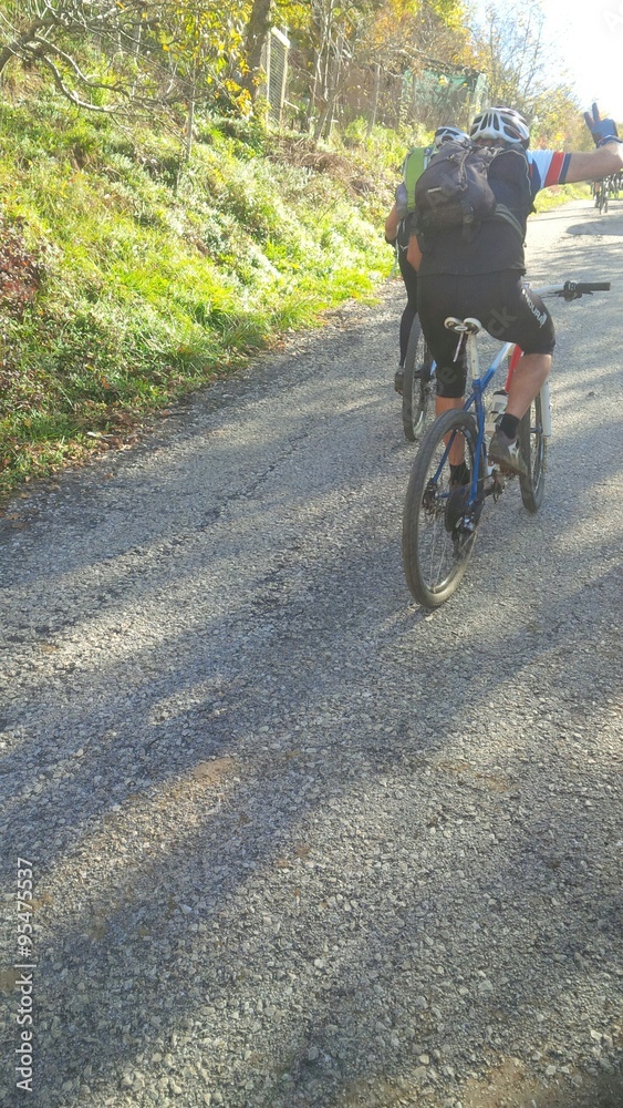Naklejka premium ciclisti salita