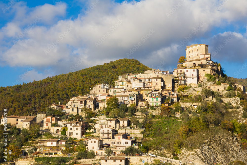 Foto panoramica di Castel di Tora in Lazio