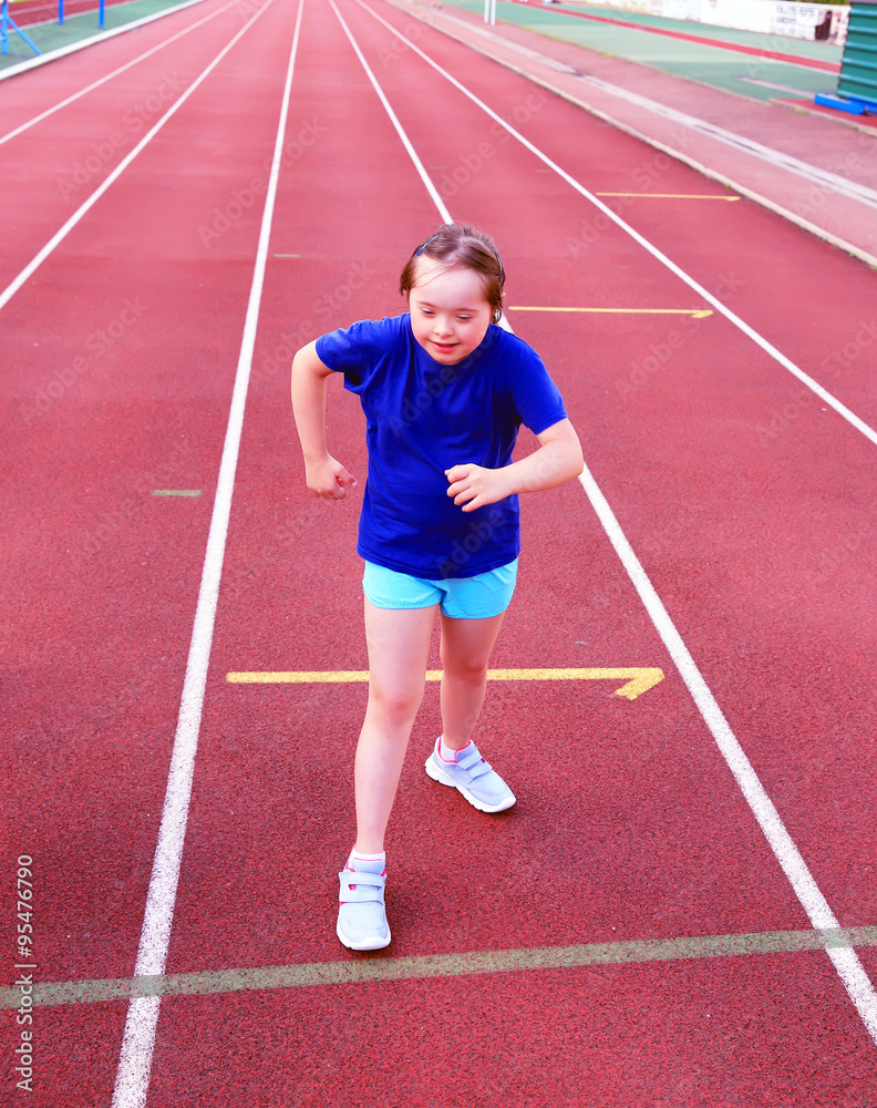 Obraz premium Little girl have fun on the stadium