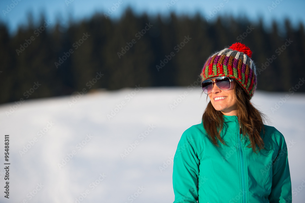 Junge Frau in sportlicher Winterkleidung im Schnee