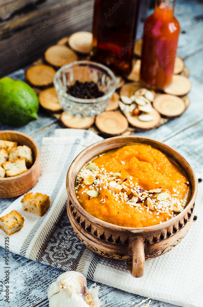 Pumpkin soup with carrots and homemade croutons in clay pots, ru Pumpkin soup with carrots and homemade croutons in clay pots, ru