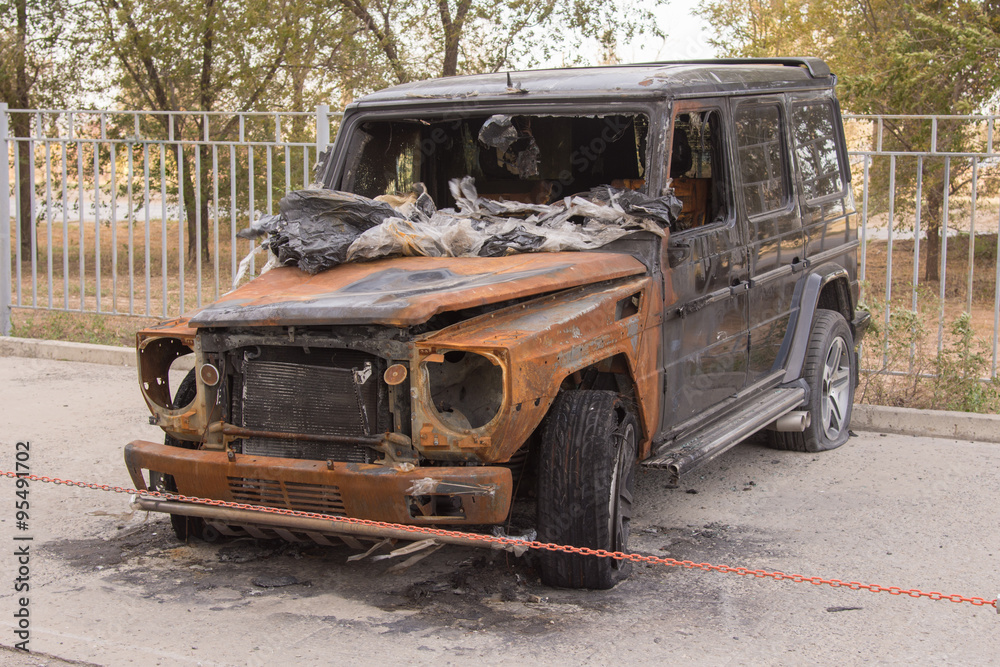 Front view of the burned large SUV