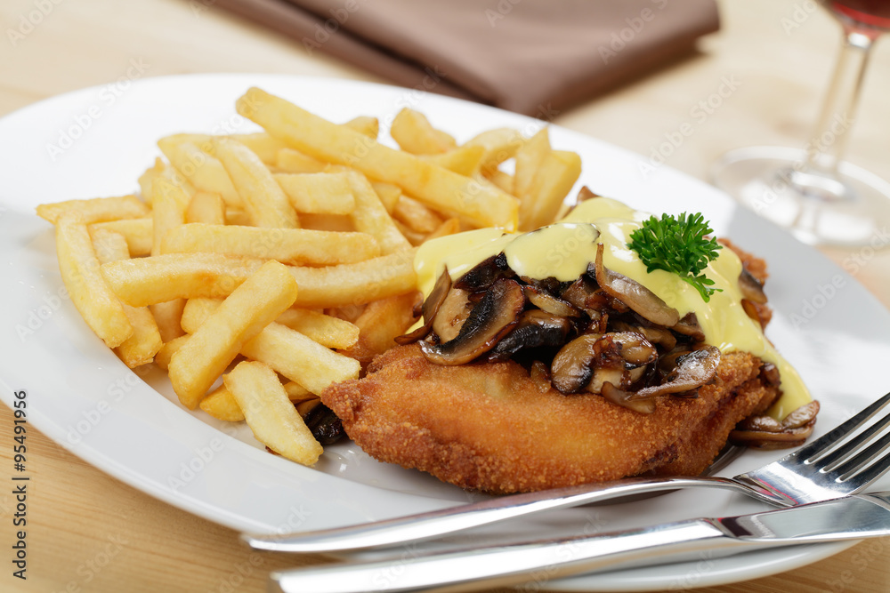 Hähnchenschnitzel mit Champignons, Sauce Hollandaise, Pommes frites ...