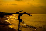 Młoda gimnastyczka przy zachodzie słońca
