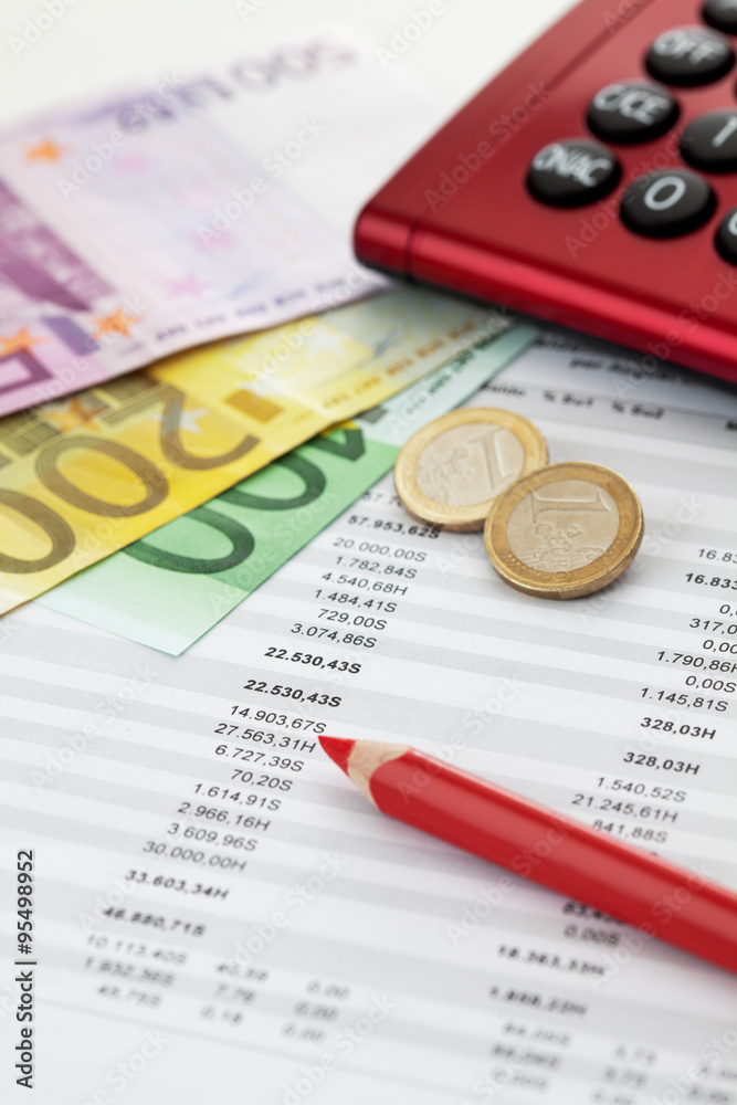 Obraz premium Gemischte Euroscheine, Saldenliste, Buchhaltung, Nahaufnahme