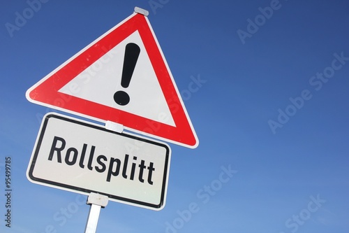 Deutsches Verkehrszeichen: Gefahrstelle, Rollsplitt photo