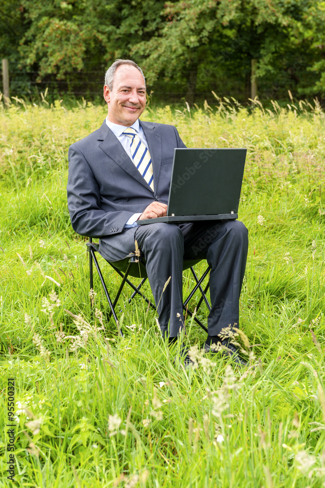 Geschäftsmann auf Wiese - green IT Geschäftsmann auf Wiese - green IT