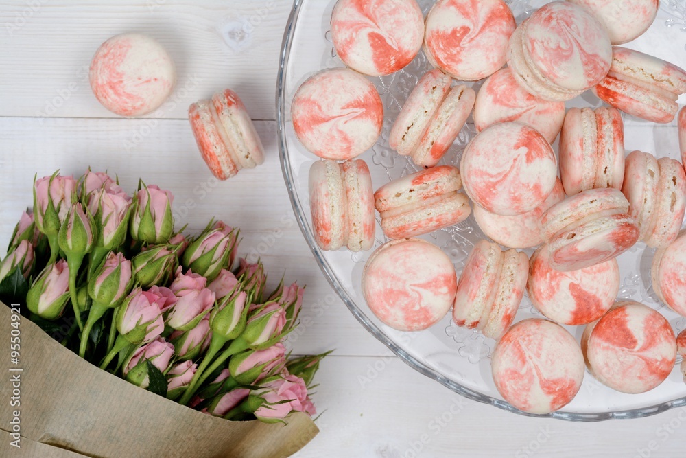 White and rose macarons with bouquet of roses White and rose macarons with bouquet of roses