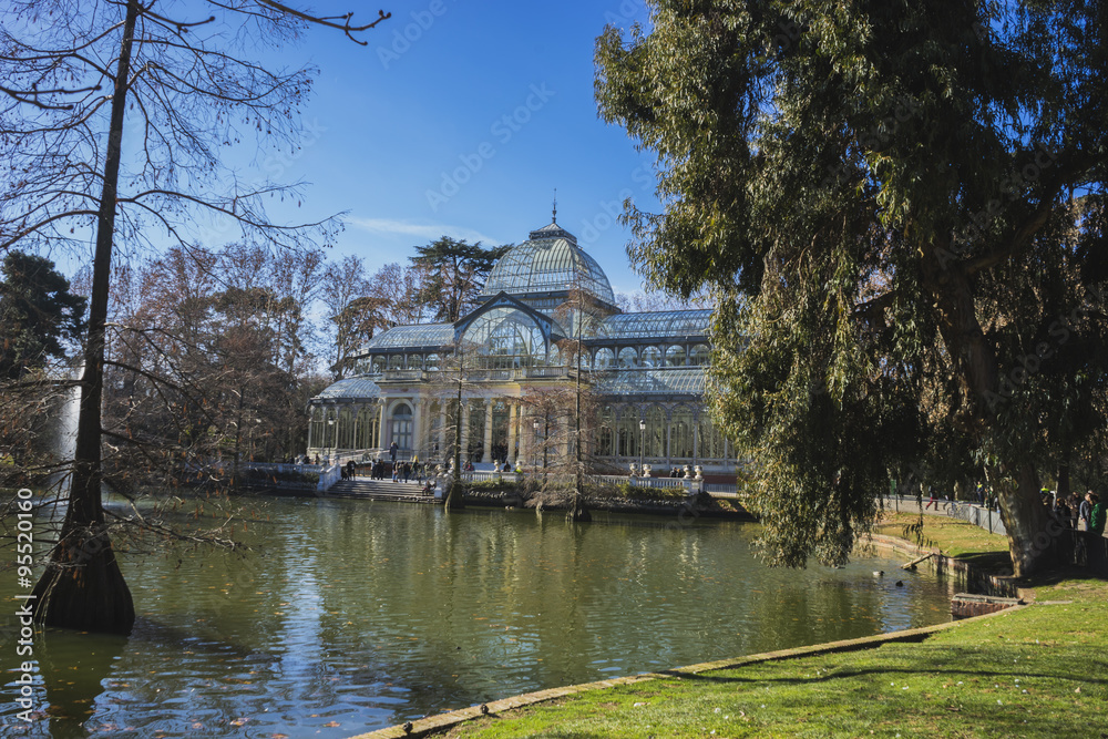 Fototapeta premium Lake, Crystal Palace in the Retiro park Madrid, Spain