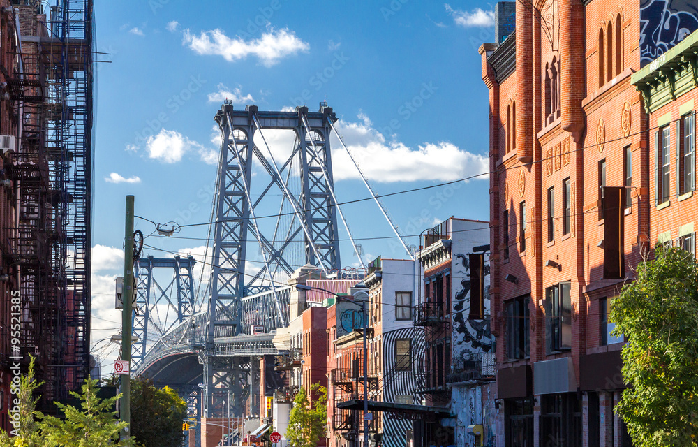 Naklejka premium Williamsburg Bridge Street Scene w Brooklynie w Nowym Jorku