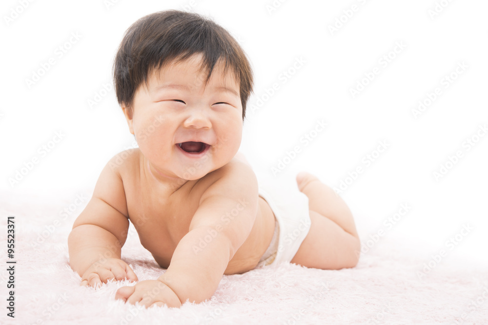 うつ伏せで笑う赤ちゃん うつ伏せで笑う赤ちゃん