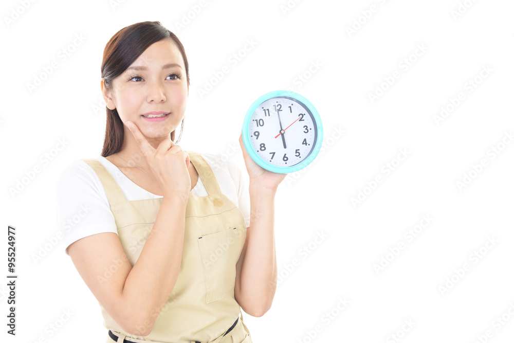 時計を持つ笑顔の女性 時計を持つ笑顔の女性