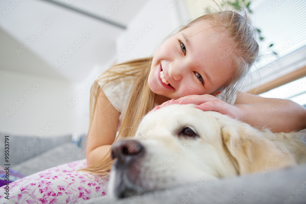 Glückliches Mädchen mit Golden Retriever Hund Glückliches Mädchen mit Golden Retriever Hund