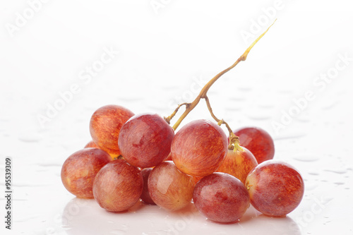 Obraz na plátně bunch of grapes in white base with water droplets wet