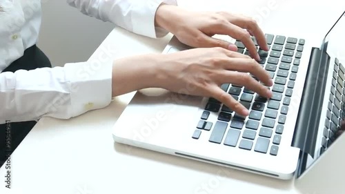 パソコンを使う女性