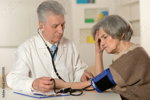  woman visiting doctor