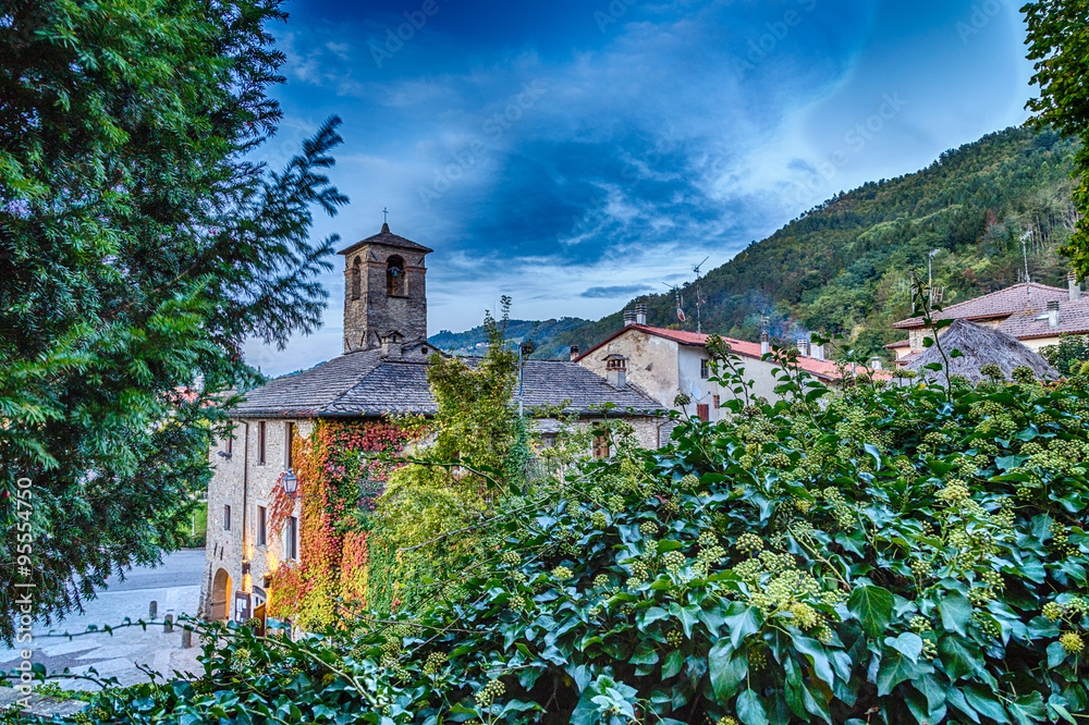 Naklejka premium mountain village in Tuscany