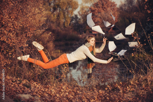 Φωτογραφία Freedom in the work. Woman levitation in the nature