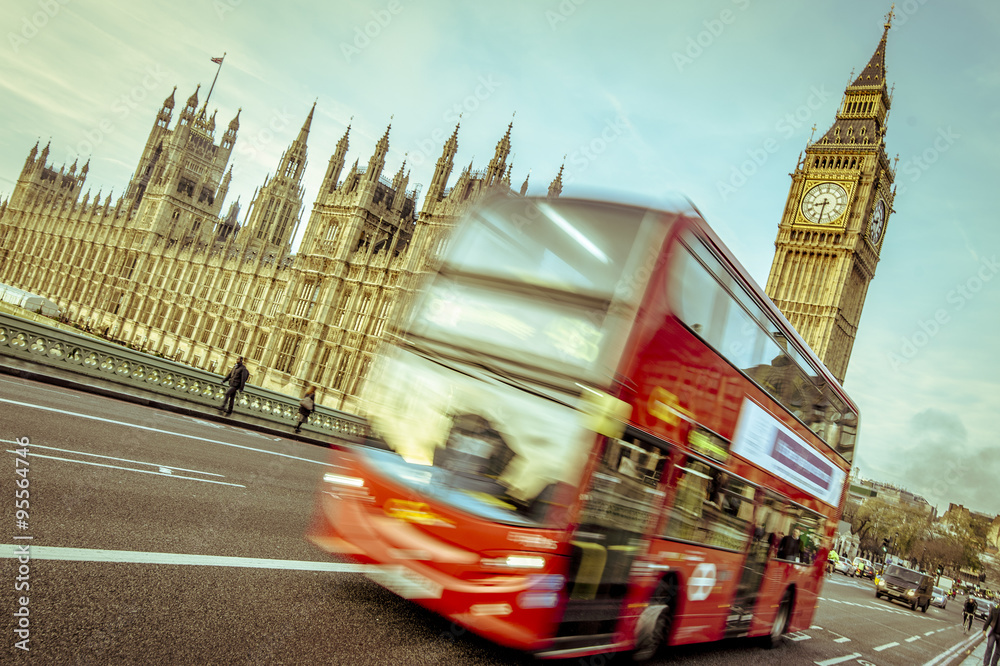 Obraz premium Double decker bus in motion, Big Ben and Winchester parliament
