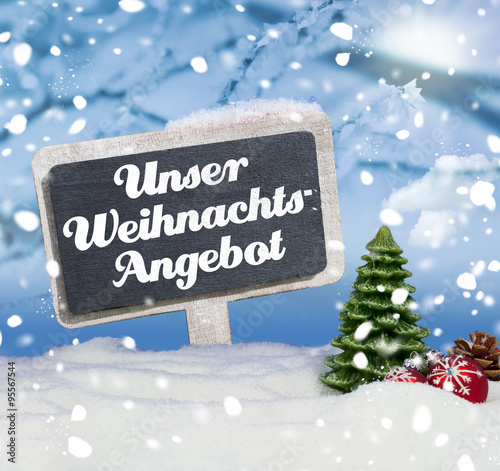 Schnee mit Tafel, Kreidetafel mit winterlichem Hintergrund und Weihnachtsdeko photo