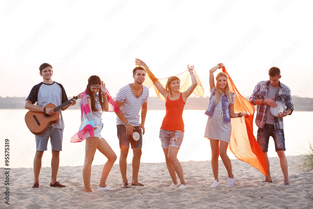 Obraz premium Carefree friends have fun on the beach