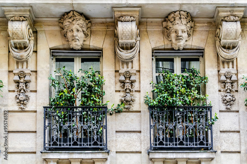 Fotografia French house with traditional balconies and windows. Paris