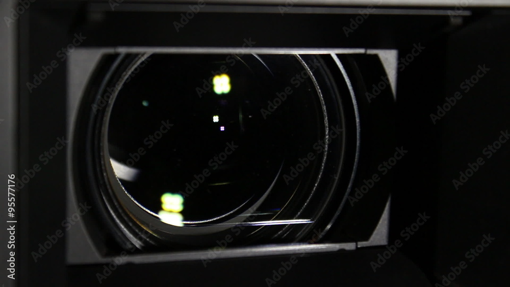 Lens Camcorder Opens / Open the lens of the camcorder. Changes the