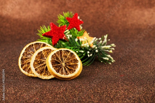 Weihnachtliche Dekoration mit Tannenzweig, Sternen und getrockneten Orangenscheiben photo