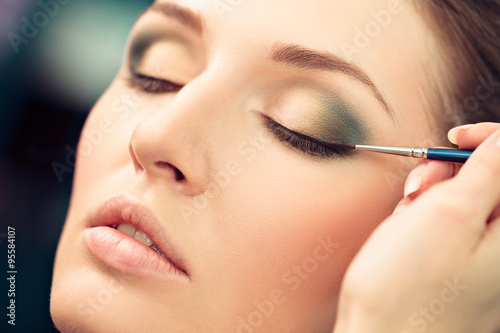 Applying Eyeliner Make-Up