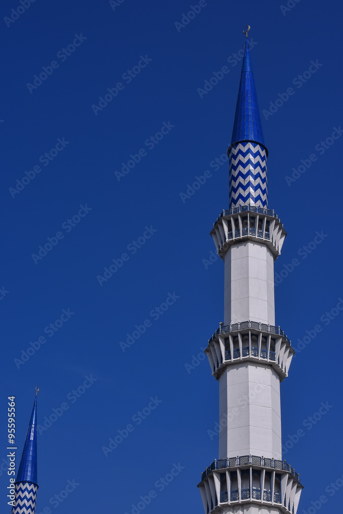 Obraz premium Minaret of the Sultan Salahuddin Abdul Aziz Shah Mosque is the state mosque of Selangor, Malaysia. It is known as Blue Mosque. Its construction finished in 1988. The Minaret height is 142.3m