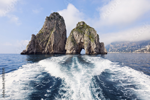 Foto The Faraglioni by Capri Island