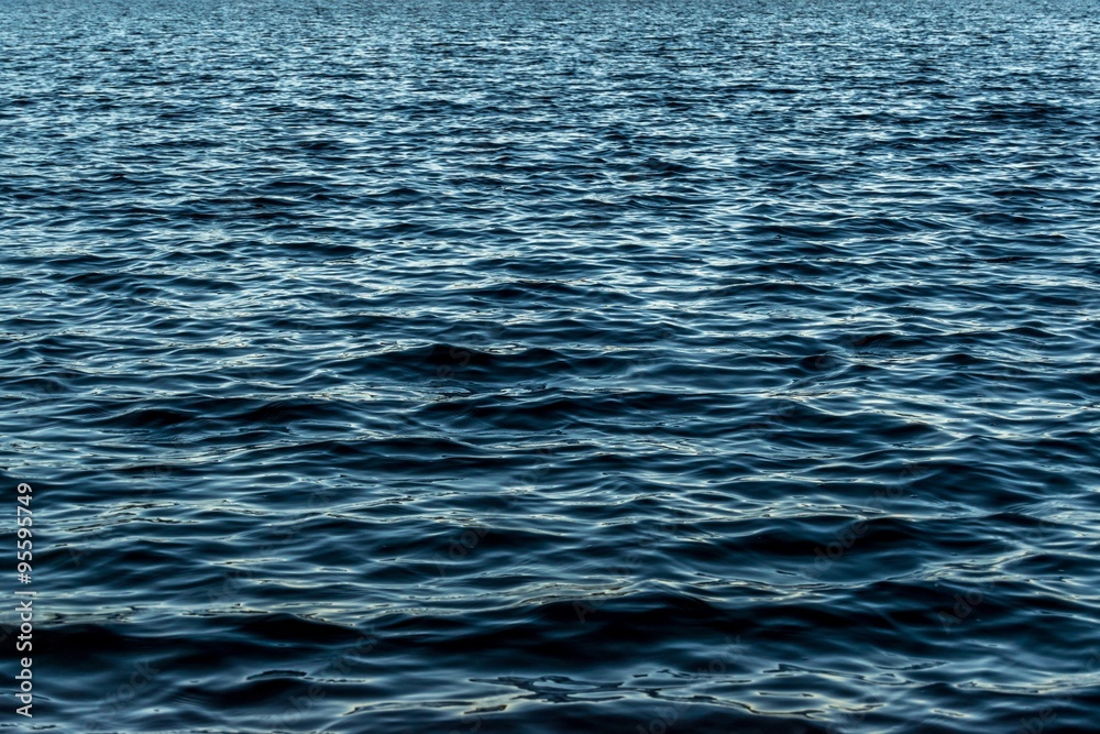 Naklejka premium Waves in a Lake