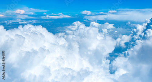 Fototapeta Widok z lotu ptaka, Patrzeje chmurę na samolocie, natura krajobraz