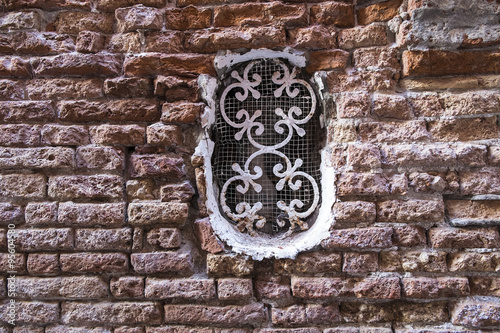 vecchio muro con finestra ovale a Venezia