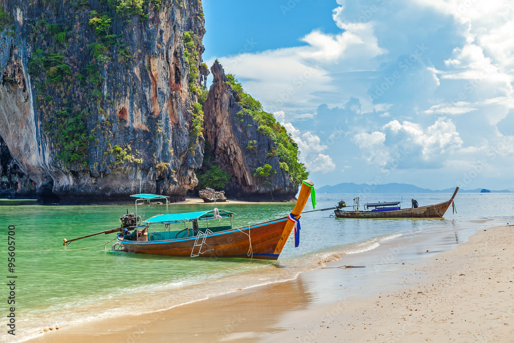 Obraz premium Thai boat on Railay beach in Krabi