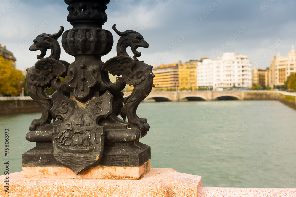 Obraz premium Closeup of Maria Cristina bridge over Urumea