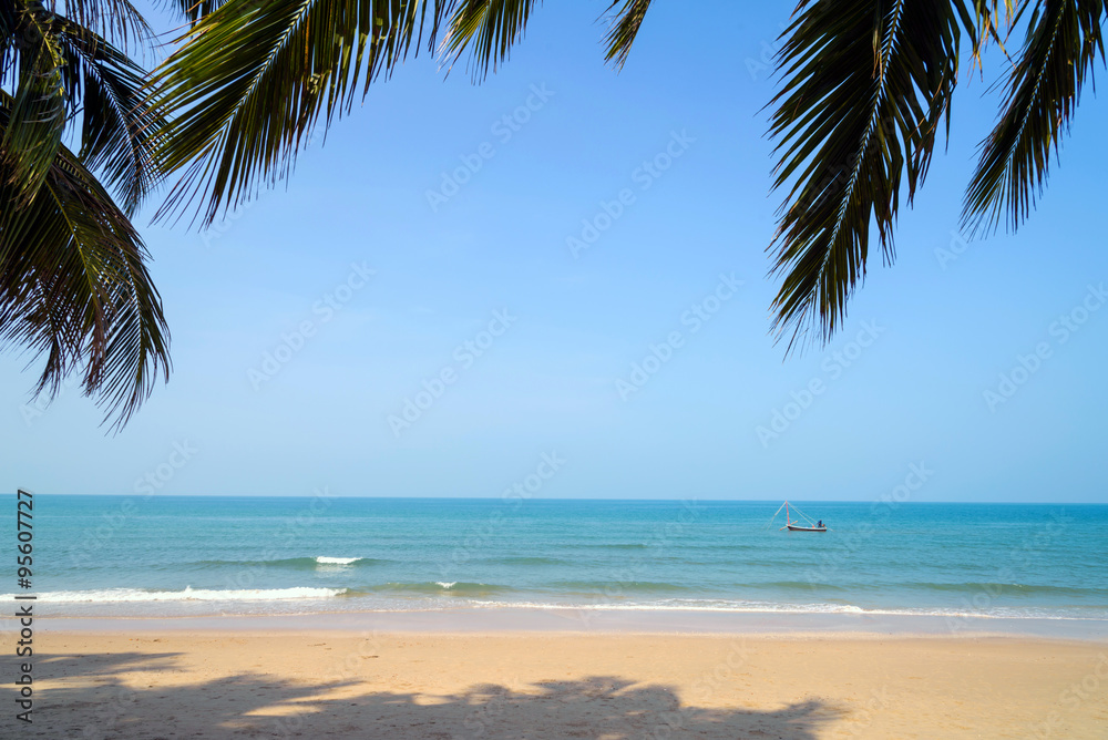 Obraz premium Tropical beach with coconut palm at summer time