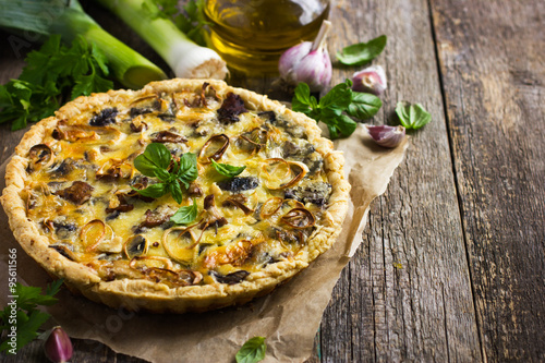 quiche with mushrooms, leek and cheese