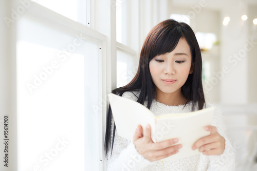 本を持つ女性