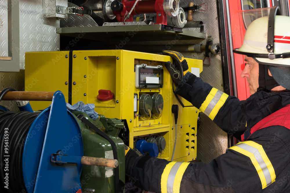 Fototapeta premium Feuerwehrmann im Einsatz am Stromgenerator