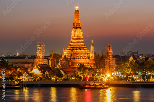 Wat Arun Temple in twilight time at bangkok thailand © Southtownboy Studio