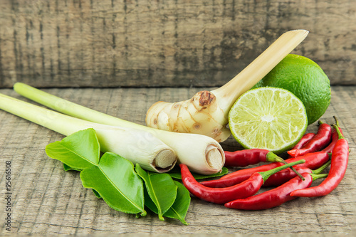 Φωτογραφία Set ingredient of thai spicy soup, tom yum is thai food