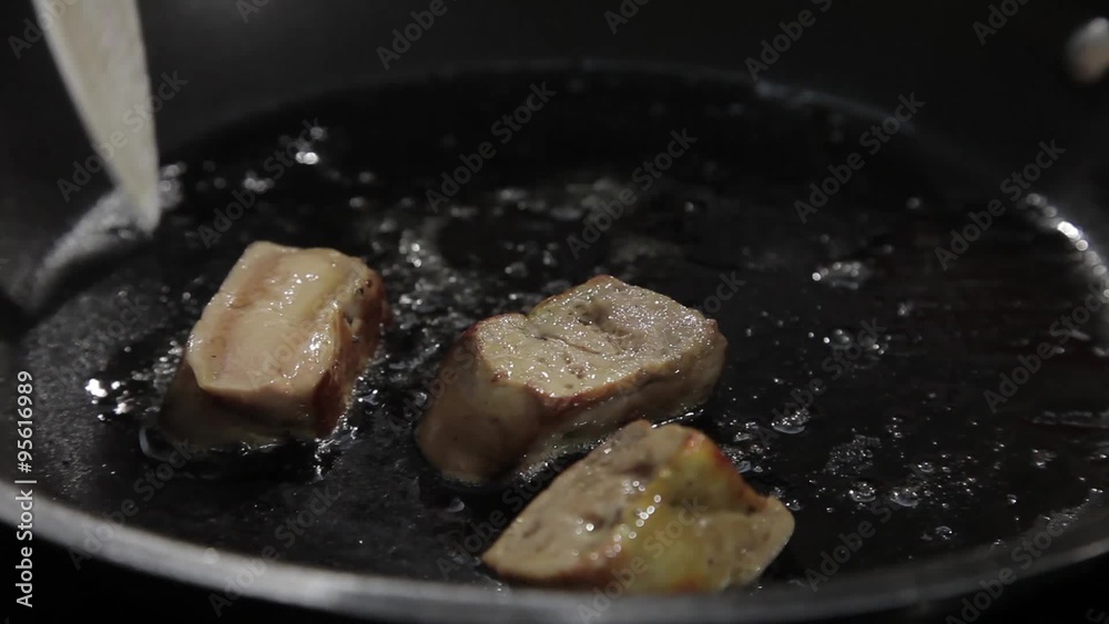 Cocinero preparando foie
